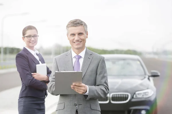 Portret Van Verzekeringsagent Met Klembord Staan Tegen Zakenvrouw Met Uitsplitsing — Stockfoto