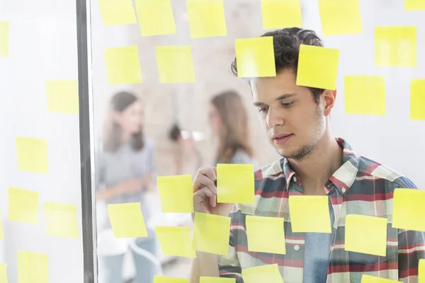 Joven Empresario Escribiendo Estrategias Sobre Notas Adhesivas — Foto de Stock