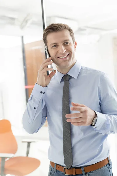 Lächeln Mitten Erwachsenen Geschäftsmann Der Büro Mit Dem Handy Telefoniert — Stockfoto