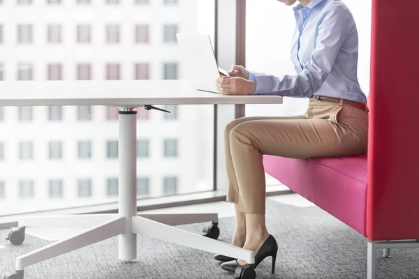坐在办公室时 女商人使用笔记本电脑的低段 — 图库照片