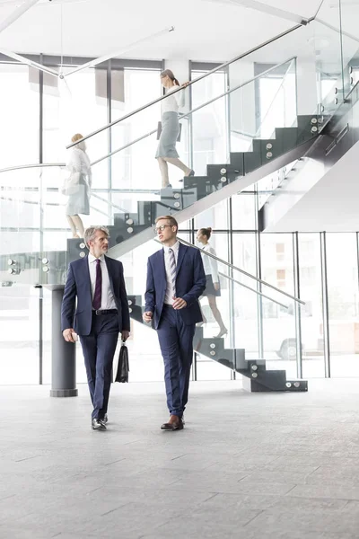 Ondernemers Praten Tijdens Het Lopen Tegen Trap Nieuwe Kantoor — Stockfoto