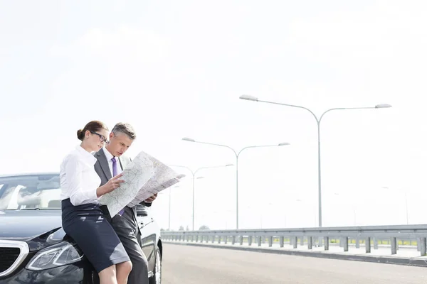 Business Professionals Analyzing Map Car Road Sky — Stock Photo, Image