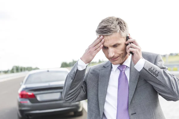 Stressad Affärsman Talar Mobiltelefon Mot Uppdelning Bil — Stockfoto