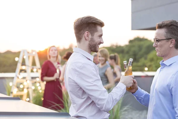 Dos Hombres Negocios Brindando Botellas Con Cerveza Durante Fiesta Éxito —  Fotos de Stock