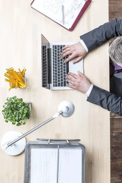 Direkt Über Der Ansicht Eines Gestandenen Geschäftsmannes Mit Laptop Büro — Stockfoto