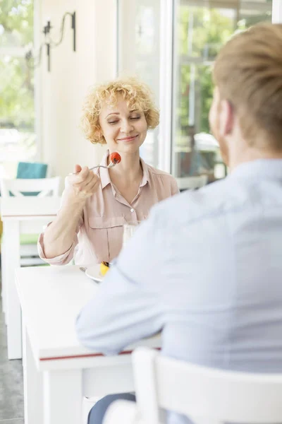 Smiling Blond Woman Eating While Sitting Man Table Restaurant — Stock Photo, Image