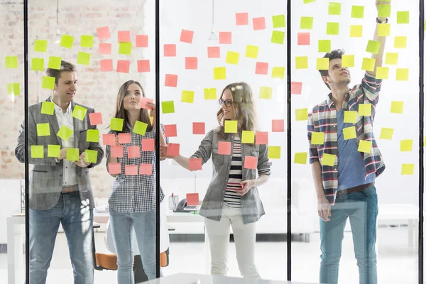 Kreativa Affärskollegor Använda Självhäftande Anteckningar Brainstorming Session Office — Stockfoto