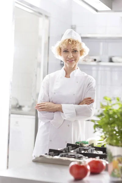 Portret Van Vertrouwen Blonde Chef Permanent Met Armen Gekruist Keuken — Stockfoto