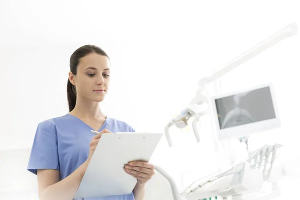 Enfermeira Revisando Relatório Médico Área Transferência Clínica Odontológica — Fotografia de Stock