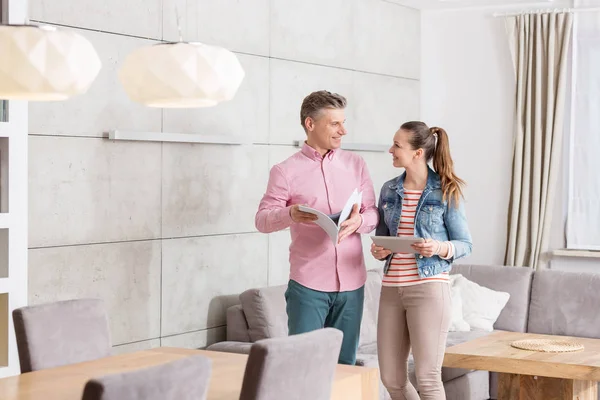 Sorrindo Casal Segurando Papéis Acordo Enquanto Estava Apartamento — Fotografia de Stock