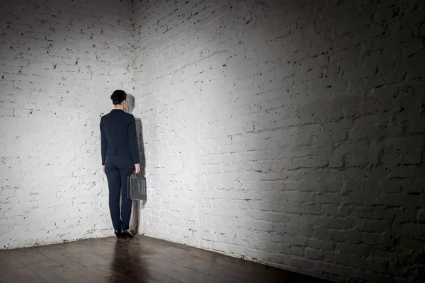 Vue Arrière Pleine Longueur Femme Affaires Debout Dans Coin Bureau — Photo