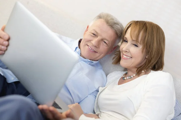 Sorridente Coppia Matura Utilizzando Computer Portatile Camera Letto Casa — Foto Stock