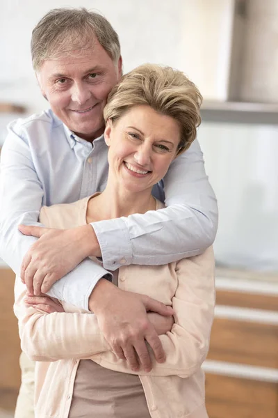 Retrato Feliz Pareja Madura Pie Casa —  Fotos de Stock