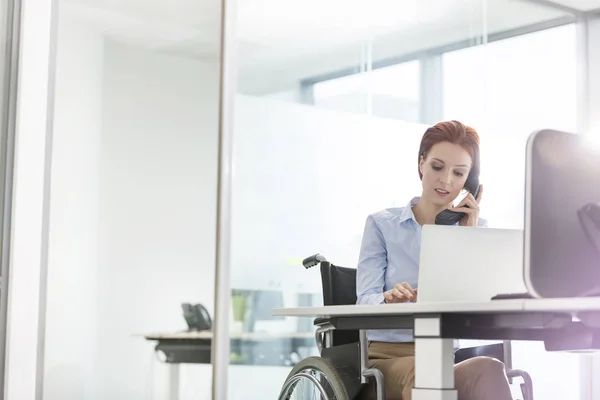 Giovane Donna Affari Disabile Fiduciosa Che Lavora Alla Scrivania Ufficio — Foto Stock