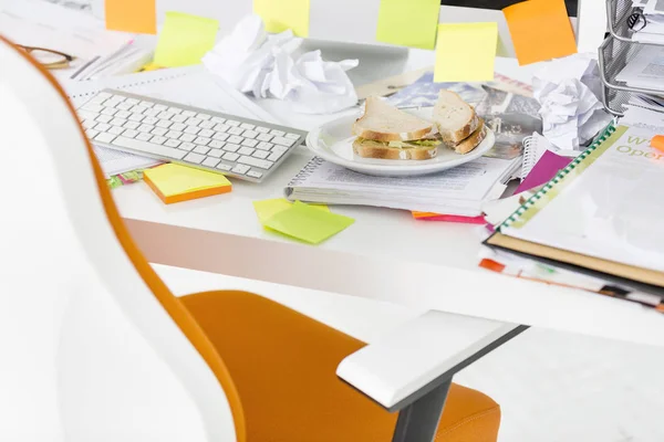 Крупный План Бутербродов Документов Компьютерным Столом Офисе — стоковое фото