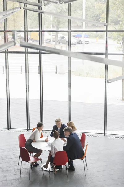 Hoge Hoekmening Van Collega Planning Tijdens Vergadering Zittend Aan Tafel — Stockfoto