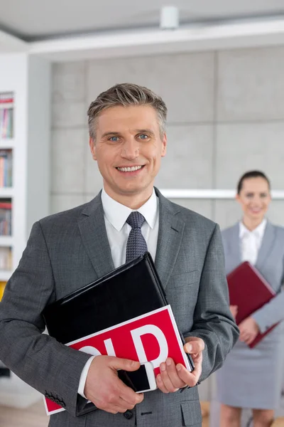 Porträt Eines Selbstbewussten Verkäufers Mit Dokument Und Plakat Gegen Verkäuferin — Stockfoto