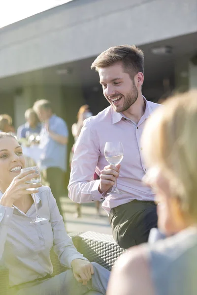 Sonriendo Jóvenes Colegas Negocios Hablando Mientras Están Sentados Con Gafas —  Fotos de Stock