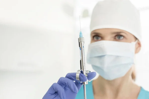 Closeup Female Surgeon Holding Injection Hospital — Stock Photo, Image