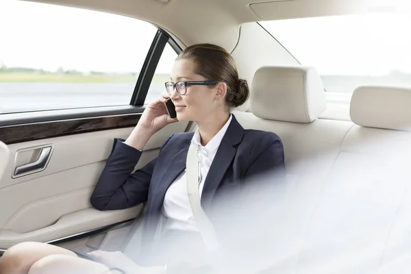 Donna Affari Che Parla Smartphone Mentre Seduto Auto — Foto Stock