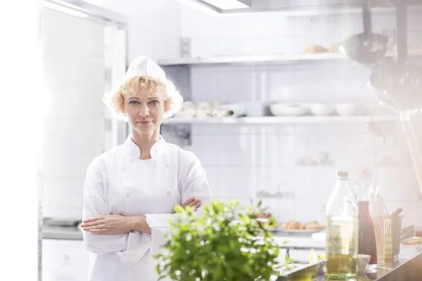 Porträtt Säker Kocken Står Med Armarna Korsade Köket Restaurang — Stockfoto