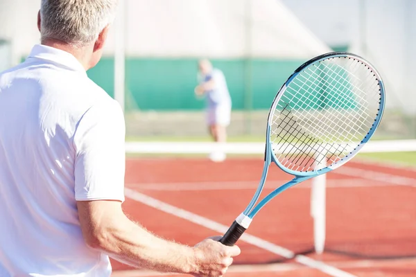 Olgun Erkek Tenis Kortunda Arkadaşıyla Oynarken Raket Tutarak Dikiz — Stok fotoğraf