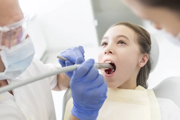 Médico Sênior Examinando Paciente Com Equipamentos Clínica Odontológica — Fotografia de Stock