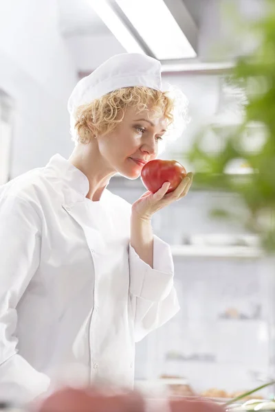 Confident Blonde Chef Smelling Fresh Red Tomato Kitchen Restaurant — Stock Photo, Image