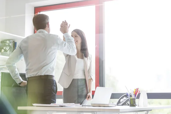 Gelukkig Zakenmensen Geven High Five Balie Kantoor — Stockfoto