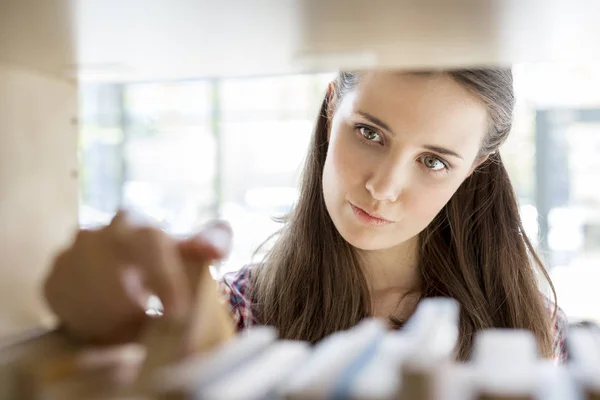 Close Jovem Mulher Procurando Livro Prateleira Biblioteca — Fotografia de Stock