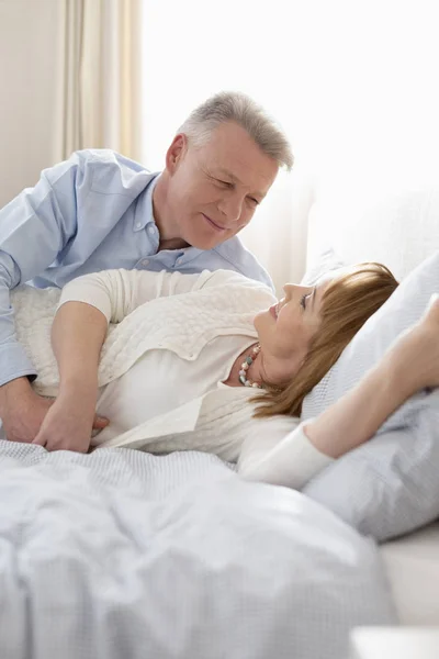 Mature Couple Lying Bed Home — Stock Photo, Image