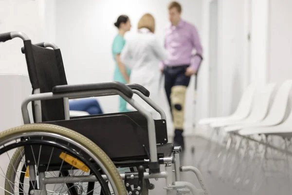 Zbliżenie Wózka Inwalidzkiego Przed Pacjentem Lekarzami Szpitalu — Zdjęcie stockowe
