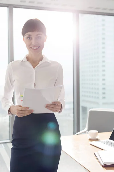 Portrait Femme Affaires Souriante Debout Avec Document Dans Salle Conférence — Photo