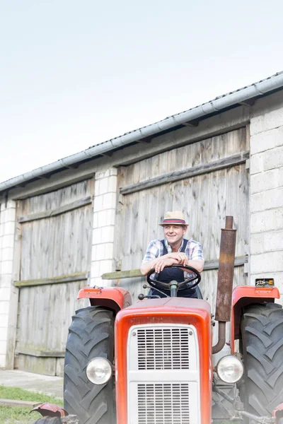 Вдумчивый Зрелый Фермер Сидит Тракторе Ферме — стоковое фото