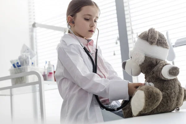 Ragazza Che Indossa Labcoat Imitando Medico Durante Esame Teddybear Con — Foto Stock