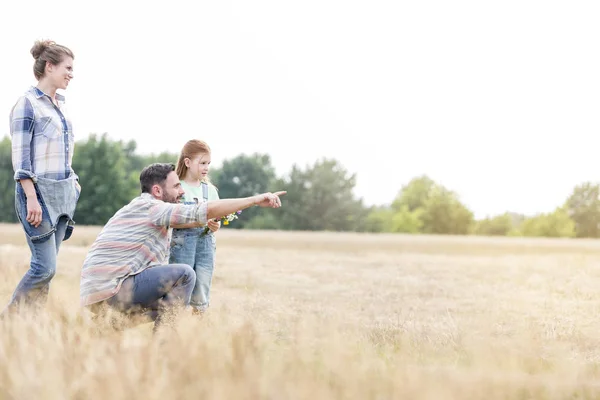 Father Pointing Something Daughter Field — Stock Photo, Image