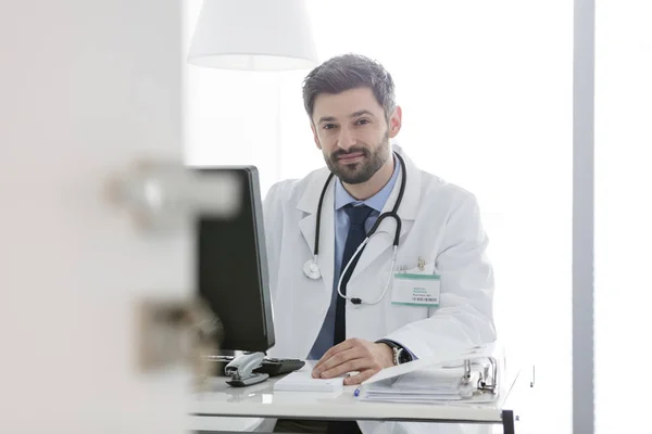 Retrato Del Médico Confiado Usando Computadora Escritorio Hospital —  Fotos de Stock