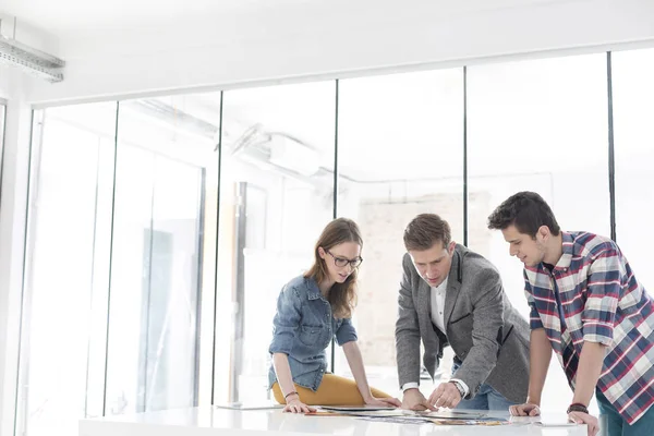 Empresarios Creativos Discutiendo Sobre Fotografías Oficina — Foto de Stock