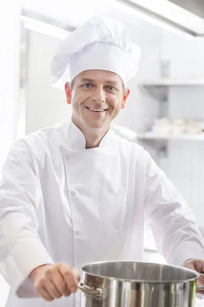 Retrato Chef Sorridente Com Panela Aço Cozinha Restaurante — Fotografia de Stock