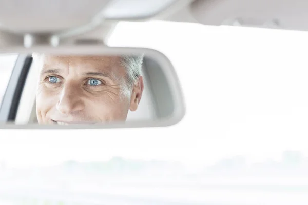 Hombre Negocios Confianza Que Refleja Espejo Retrovisor Del Coche —  Fotos de Stock