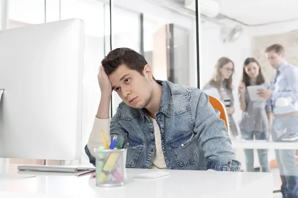 Gelangweilter Junger Geschäftsmann Blickt Büro Auf Desktop Monitor — Stockfoto