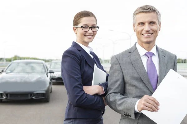 Porträtt Affärskvinna Och Försäkring Agent Med Dokument Står Mot Bilar — Stockfoto