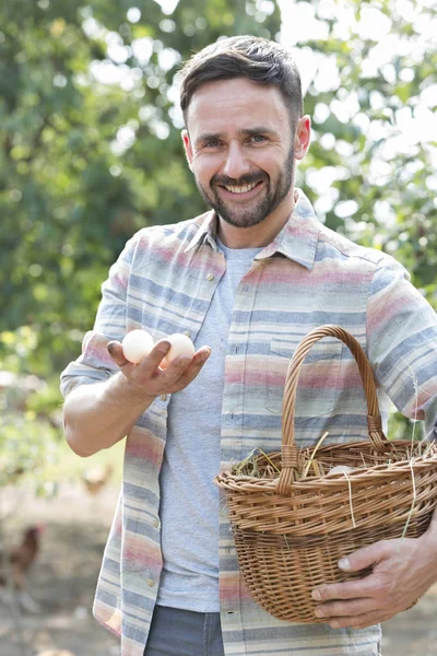 Retrato Del Granjero Sonriente Sosteniendo Huevos Canasta Granja — Foto de Stock