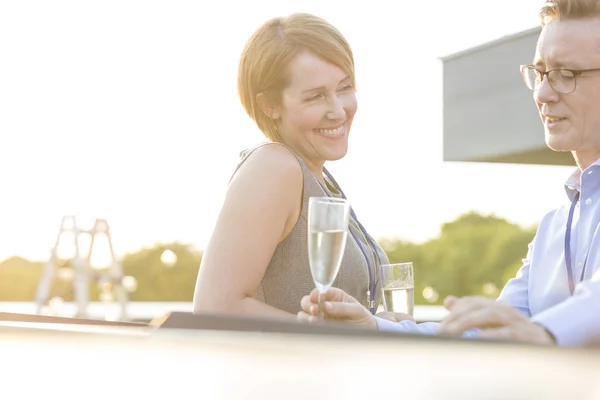 Lächelnde Ältere Geschäftsfrau Schaut Geschäftsmann Der Auf Dachparty Ein Weinglas — Stockfoto