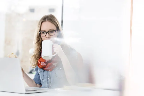 Geschäftige Geschäftsfrau Bei Sandwich Und Kaffee Während Der Arbeit Schreibtisch — Stockfoto