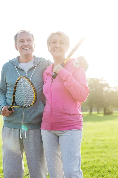 Szczęśliwa Para Starszy Trzyma Nietoperze Tenis Parku — Zdjęcie stockowe