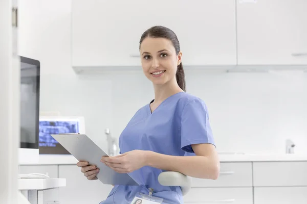 Portrait Smiling Nurse Clipboard Dental Clinic — Stock Photo, Image