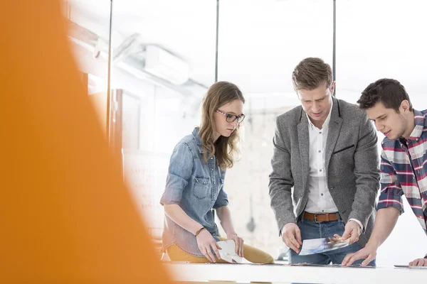 Kreativa Företag Kollegor Diskutera Över Fotografier Office — Stockfoto