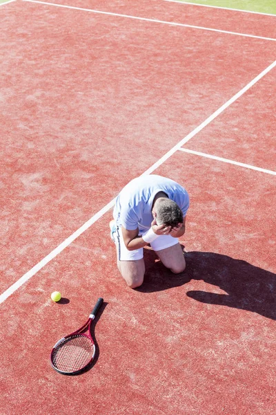 코트에서 테니스 라켓으로 무릎을 손에서 머리로 실망된 성숙한 남자의 — 스톡 사진