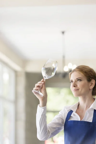 Selbstbewusste Junge Kellnerin Blickt Restaurant Auf Leeres Weinglas — Stockfoto